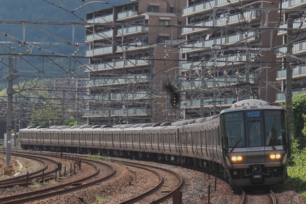 山崎駅付近を走る223系新快速 撮影：鉄道模型モール制作室