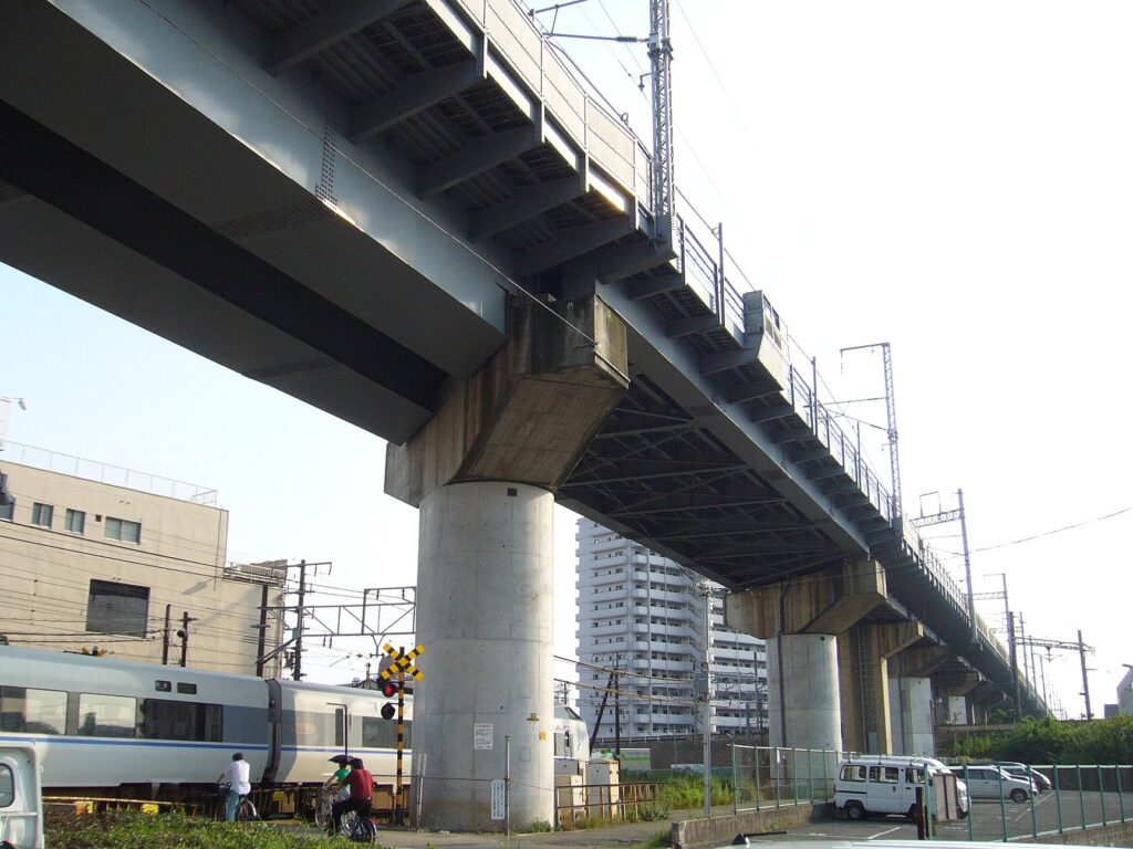 阪急新大阪線の建設に備えて斜めに設置された山陽新幹線の橋脚